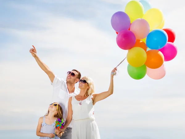 Familie mit bunten Luftballons — Stockfoto