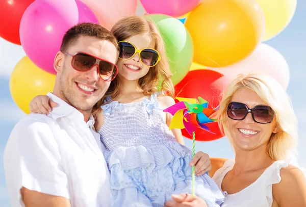 Familie met kleurrijke ballonnen — Stockfoto