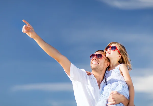 Feliz padre e hijo en gafas de sol sobre el cielo azul — Foto de Stock