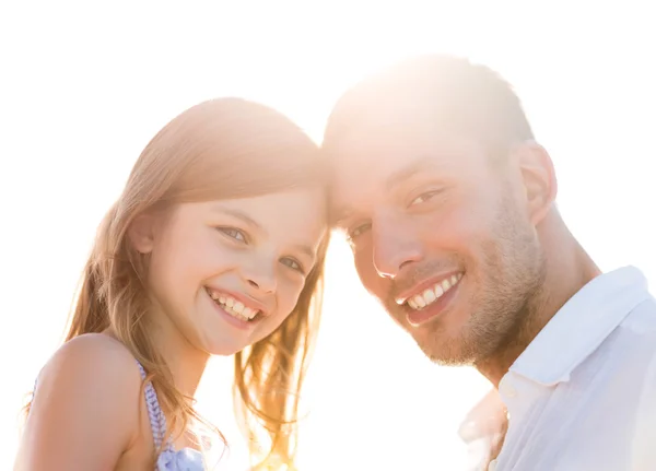 Padre felice e bambina si divertono — Foto Stock