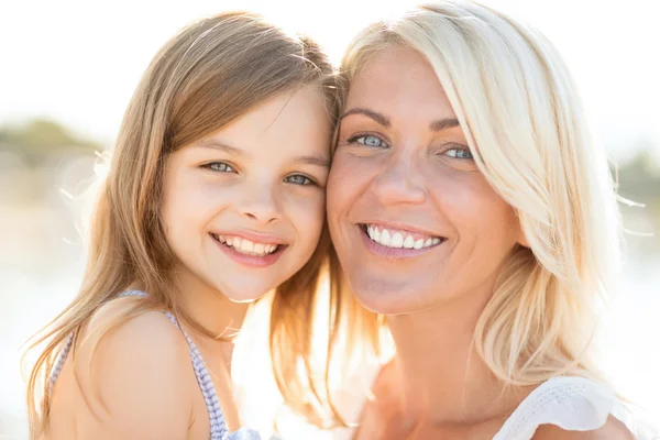 Glückliche Mutter und Kind — Stockfoto