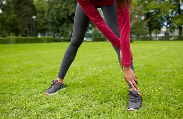 Närbild på kvinnan sträcker benet utomhus — Stockfoto