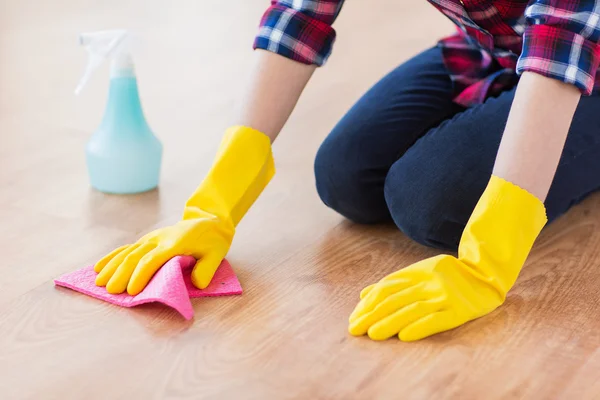 Close up de mulher com piso de limpeza de pano em casa — Fotografia de Stock
