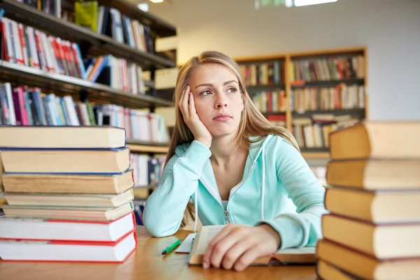 Μαθητής βαριέται ή νεαρή γυναίκα με βιβλία στη βιβλιοθήκη — Φωτογραφία Αρχείου