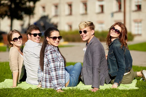 Groupe d'étudiants ou d'adolescents traînant ensemble — Photo