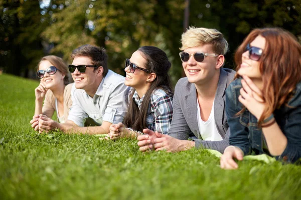 Gruppe von Studenten oder Jugendlichen beim Herumhängen — Stockfoto