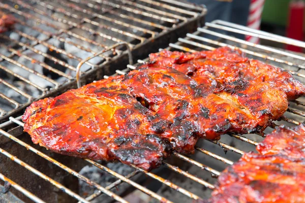 Parrilla de carne en el mercado callejero —  Fotos de Stock