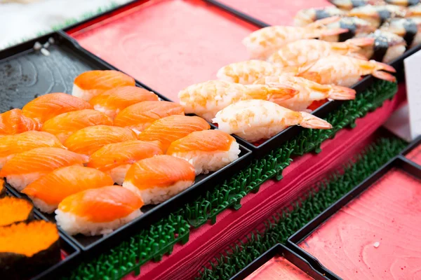 Sushi-Sets auf dem asiatischen Wochenmarkt — Stockfoto