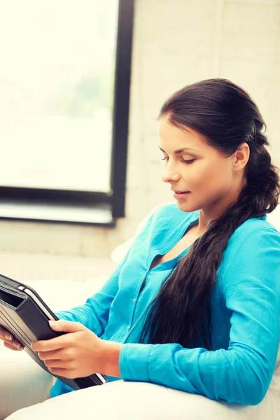 Mujer feliz con tablet PC — Foto de Stock