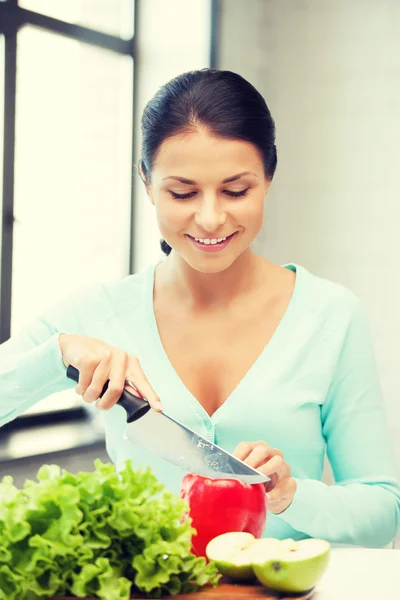 Belle femme dans la cuisine — Photo