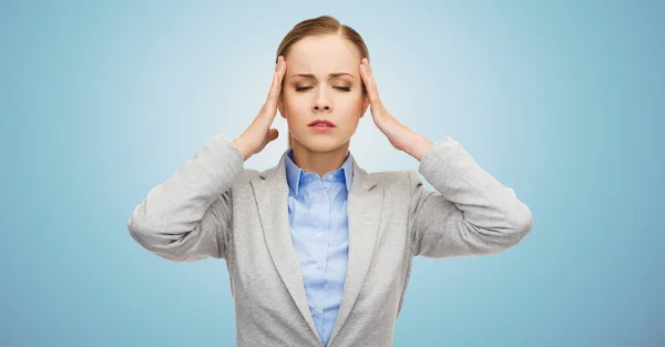 Stressad affärskvinna med huvudvärk — Stockfoto