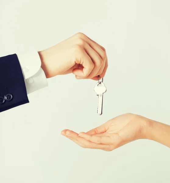 Man and woman with house keys — Stock Photo, Image