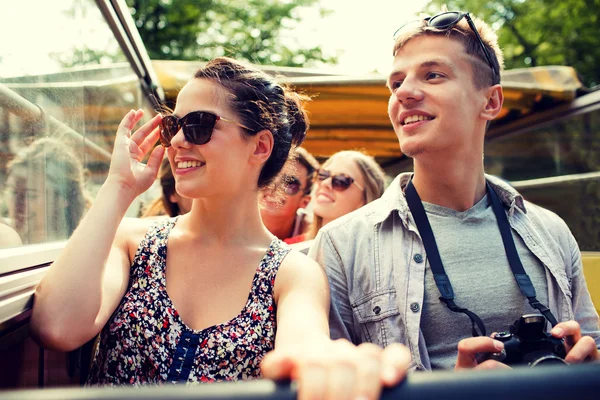 Lächelndes Paar mit Kamera im Reisebus unterwegs — Stockfoto