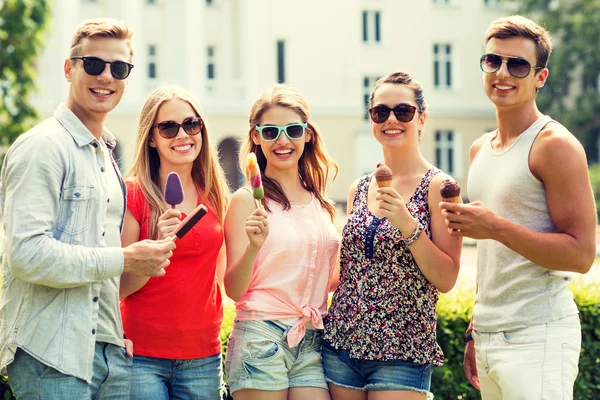 Grupo de amigos sorridentes com sorvete ao ar livre — Fotografia de Stock