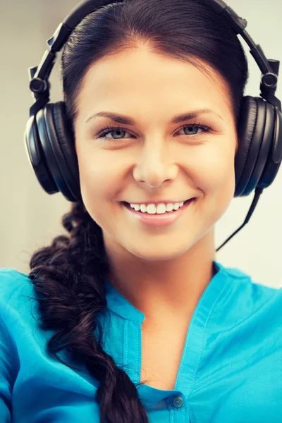 Chica adolescente feliz en auriculares grandes — Foto de Stock