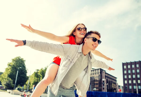 Couple souriant s'amuser en ville — Photo