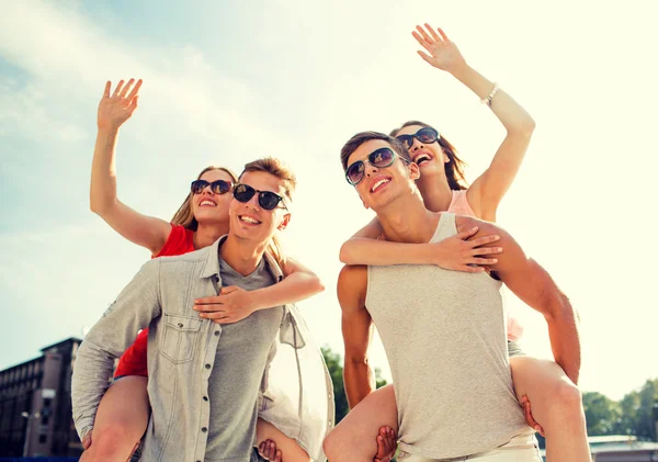 Smiling couple having fun in city — Stock Photo, Image