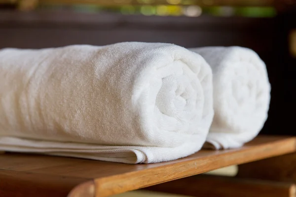 Rolled bath towels at hotel spa — Stock Photo, Image