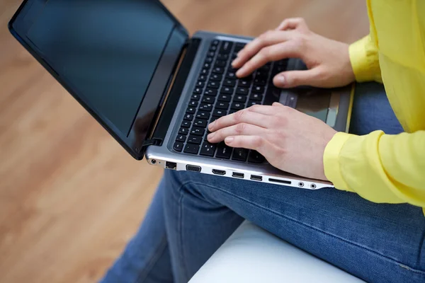 Close up de mulher com computador portátil em casa — Fotografia de Stock