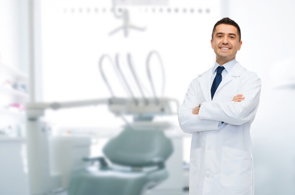 Maschio sorridente dentista di mezza età — Foto Stock