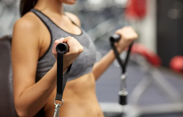 Крупный план женщины, выполняющей упражнения на тренажере — стоковое фото