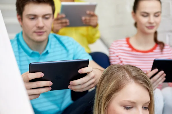 Закрыть глаза на учеников с планшетным компьютером в школе — стоковое фото