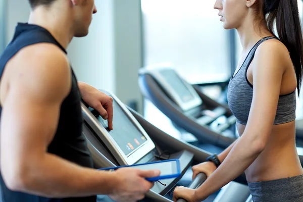 Kadının spor salonunda treadmill antrenörle yakın çekim — Stok fotoğraf