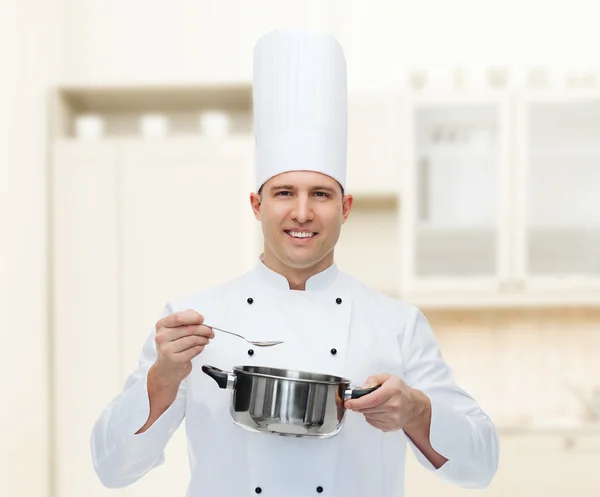 快乐的男性厨师厨师与锅和勺子 — 图库照片