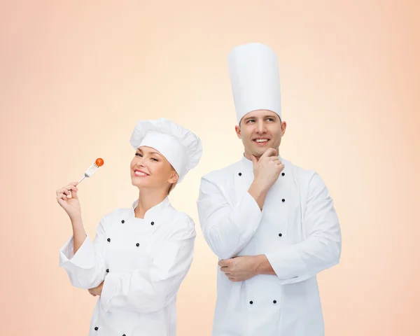 Mutlu şefler veya aşçılar çift bej renkli arka plan üzerinde — Stok fotoğraf