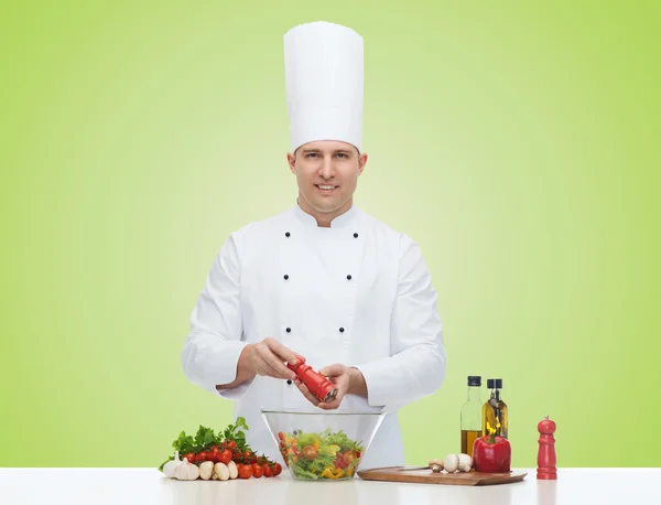 Glückliche männliche Koch kochen Essen — Stockfoto