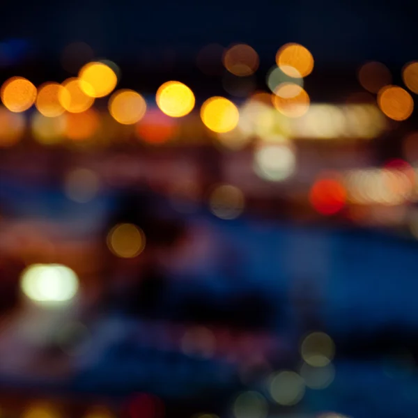 Luzes brilhantes coloridas no fundo escuro da noite — Fotografia de Stock