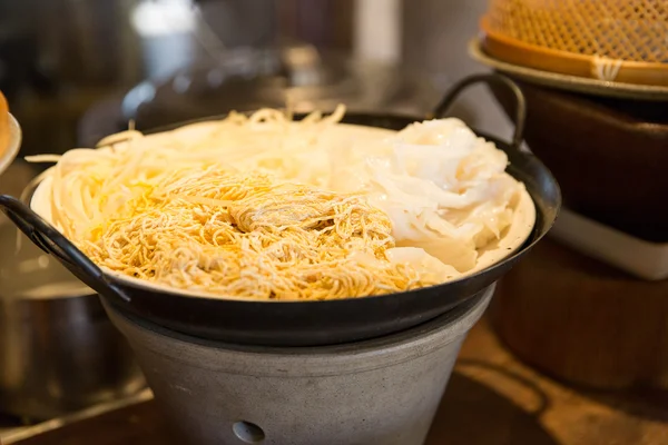 Misku rýže nudle ozdoba v asijské restauraci — Stock fotografie