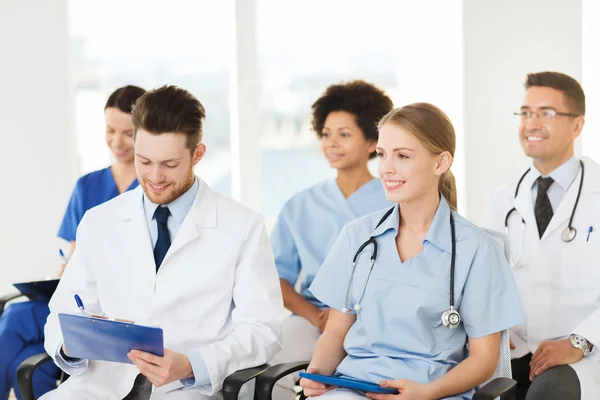 Gruppe glücklicher Ärzte bei Seminar im Krankenhaus — Stockfoto