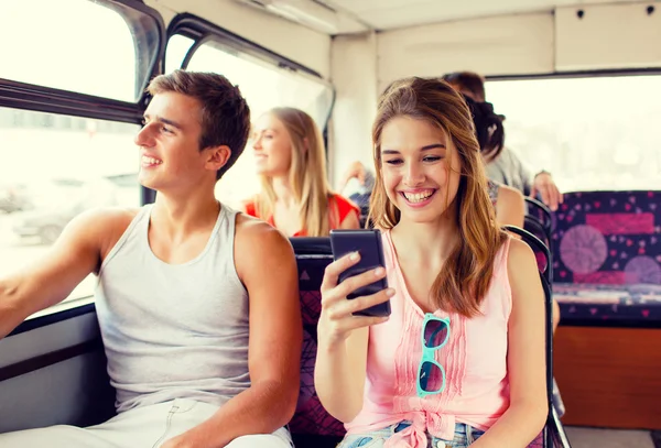 Lachende paar met smartphone maken selfie — Stockfoto
