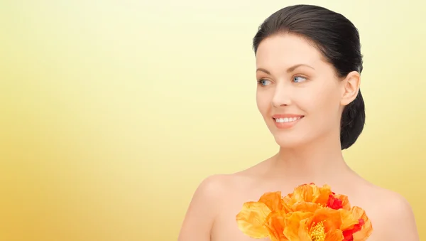 Belle jeune femme avec des fleurs — Photo