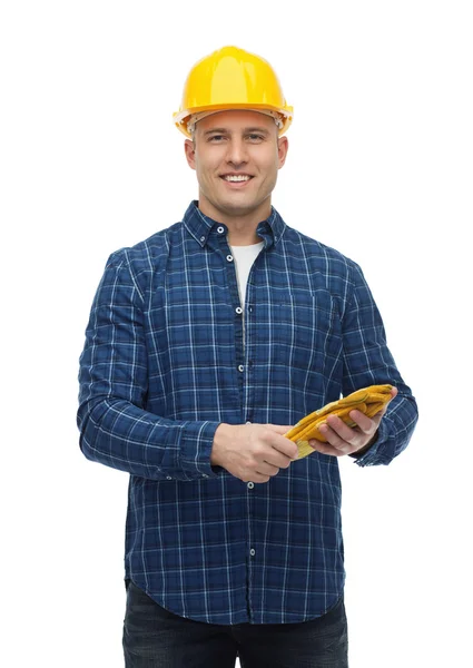 Hombre sonriente en casco con guantes — Foto de Stock