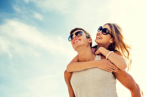 Sorrindo casal se divertindo sobre fundo céu — Fotografia de Stock