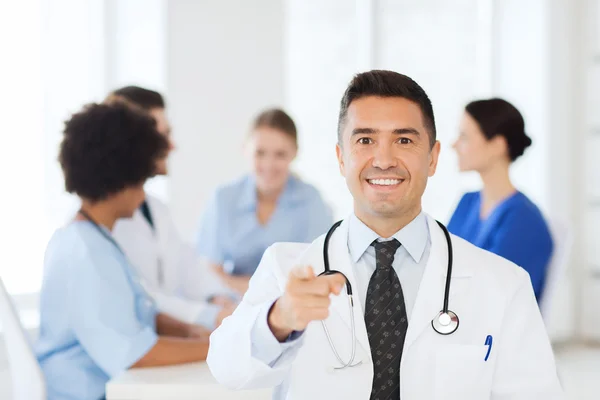Счастливый врач над группой медиков в больнице — стоковое фото