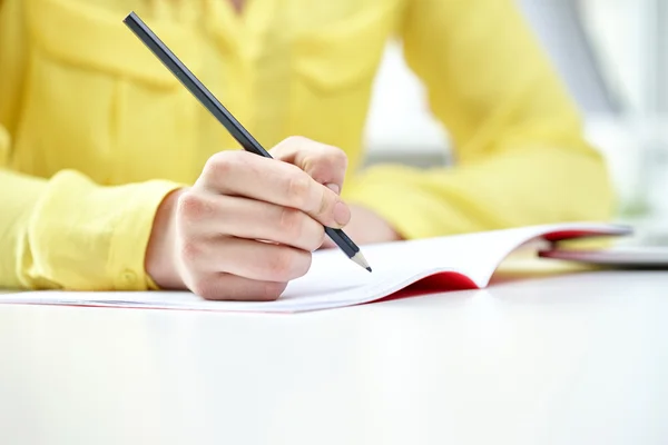 Nahaufnahme weiblicher Hände beim Schreiben in Notizbücher Stockfoto