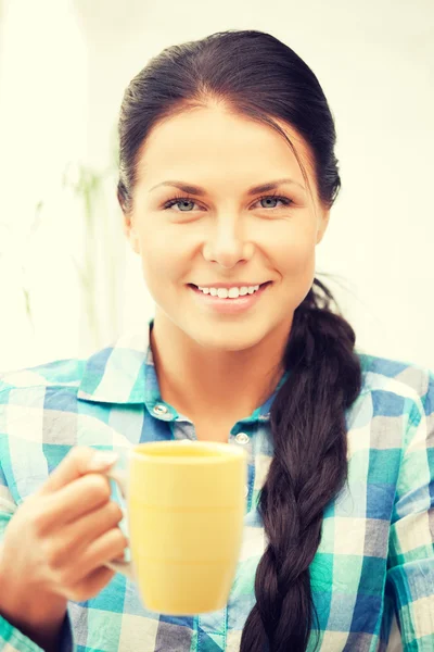 Härliga hemmafru med mugg — Stockfoto