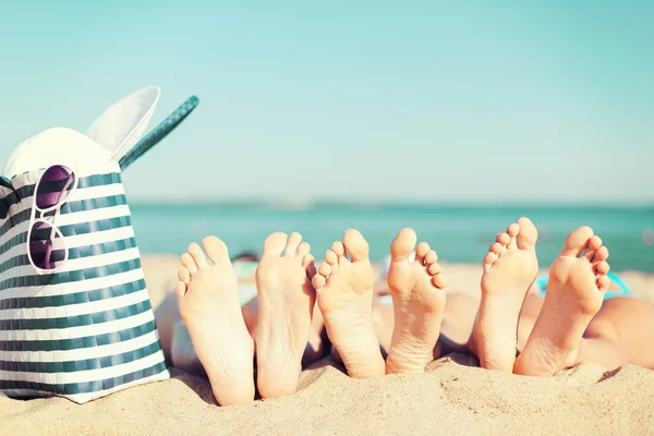 Drei Frauen liegen am Strand — Stockfoto