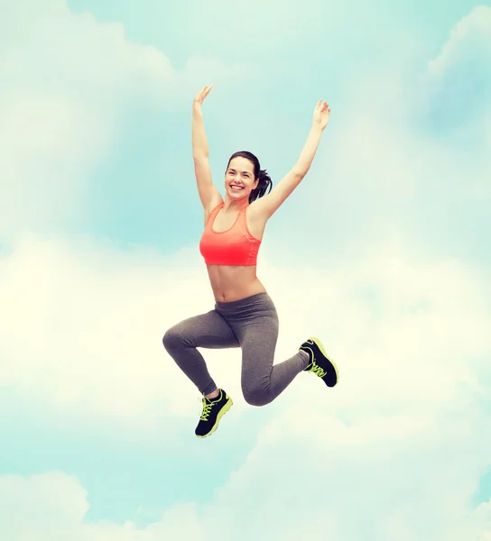 Sportig tonårig flicka hoppa i sportkläder — Stockfoto