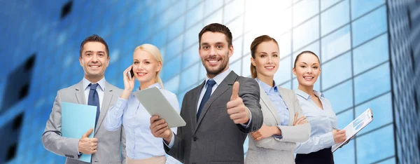 Grupo de hombres de negocios sonrientes mostrando pulgares hacia arriba — Foto de Stock