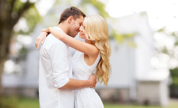 Feliz casal abraçando sobre casa de verão fundo — Fotografia de Stock