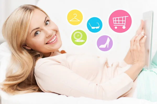 Счастливая женщина с ноутбуком покупки онлайн дома — стоковое фото