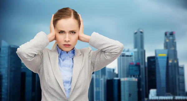 Benadrukt zakenvrouw met overdekte oren — Stockfoto