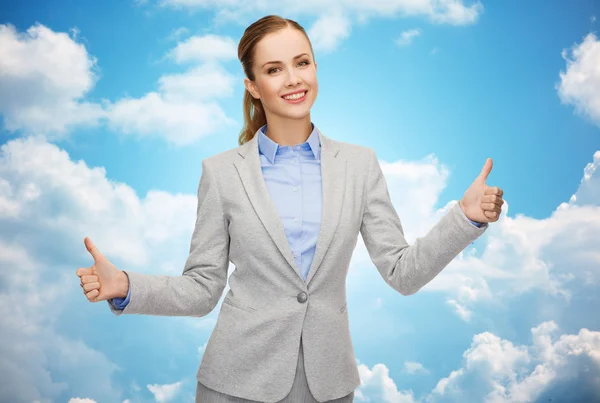 Mujer de negocios sonriente mostrando pulgares hacia arriba —  Fotos de Stock