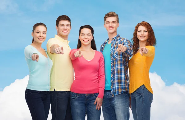 Grupo de adolescentes sonrientes —  Fotos de Stock