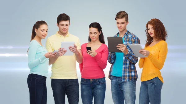 Grupo de adolescentes con teléfonos inteligentes y tableta PC —  Fotos de Stock