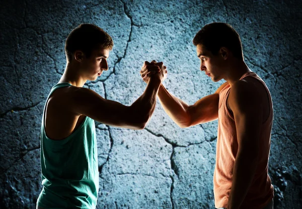 Two young men arm wrestling — Stock Photo, Image